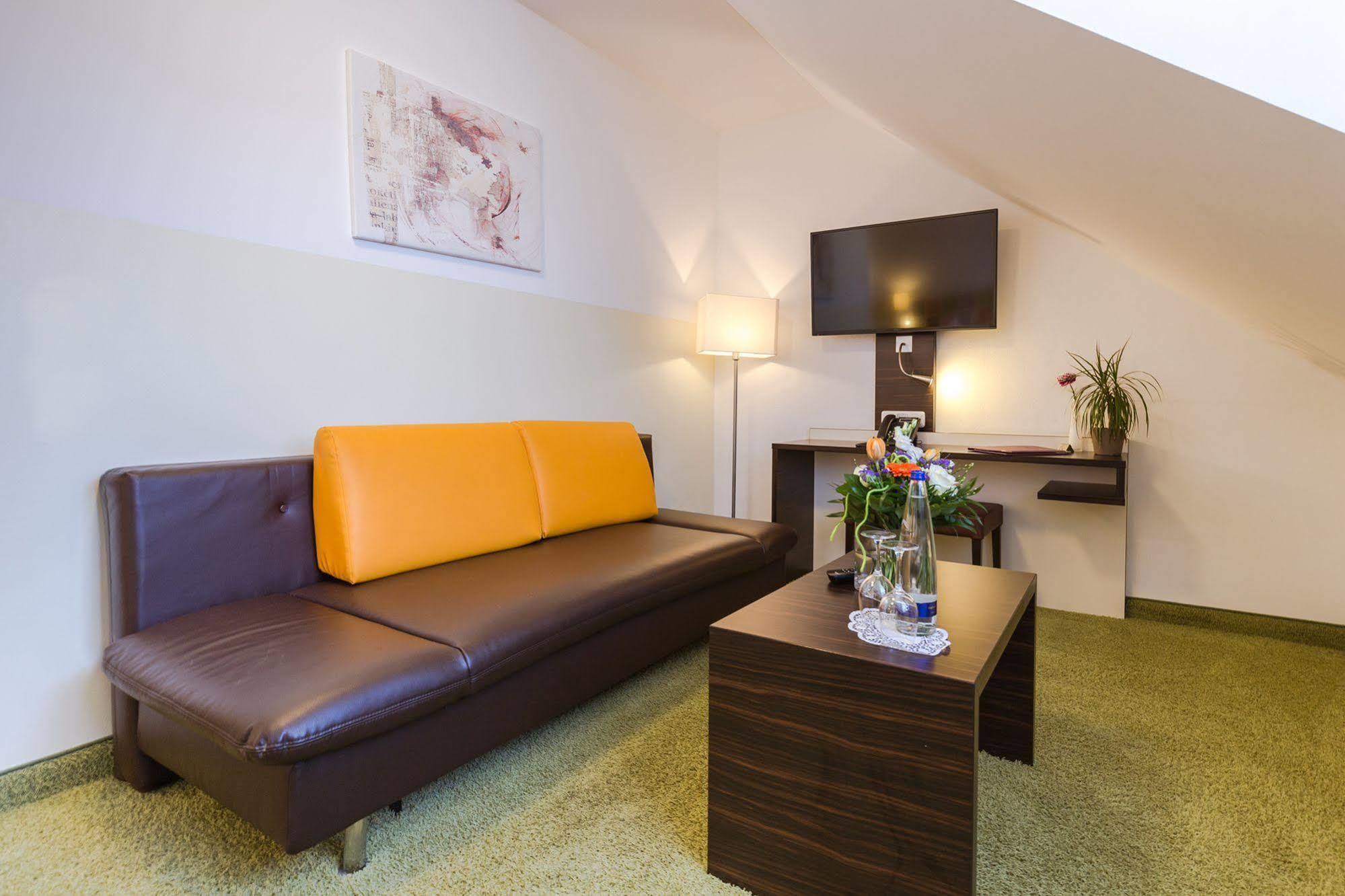 Hotel Arooma Erding Exterior photo